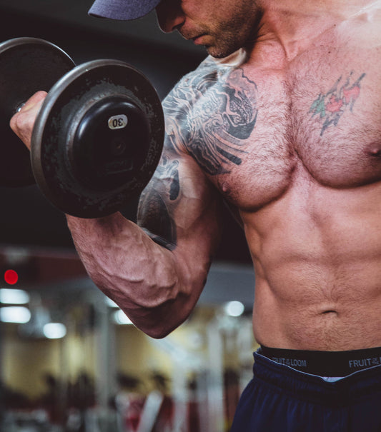 "5 oefeningen voor grote biceps: verbeter je armkracht en definitie"